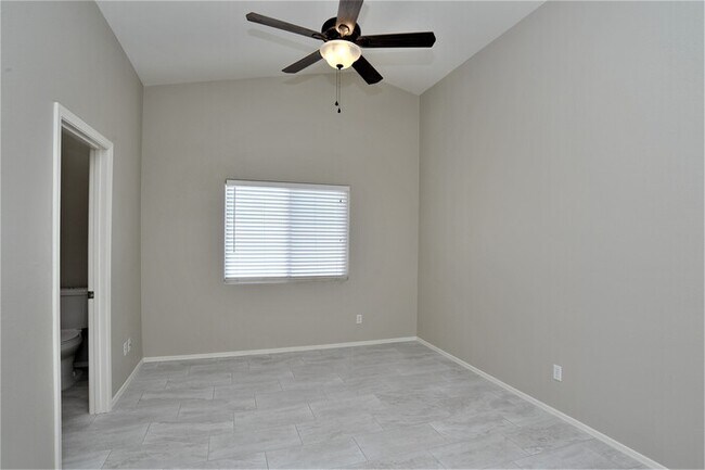 Building Photo - All tile 4 bedroom home in Oro Valley!