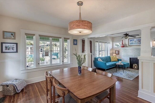 Building Photo - 702 S Bungalow Terrace