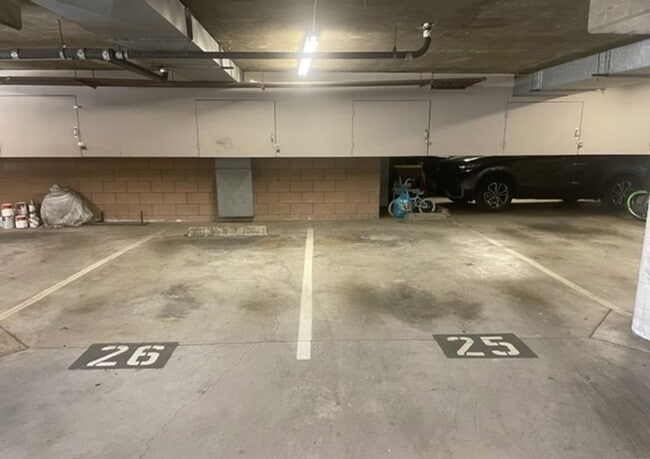 Building Photo - Updated 2nd Floor Corner Unit -3425 E. 15t...