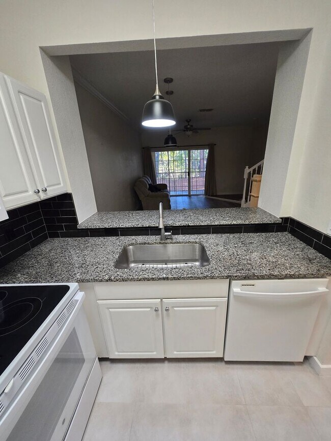 Building Photo - 1 Bed / 1.5 Bath – Magnolia Place