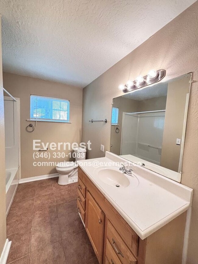 Building Photo - 3-Bedroom, 2-Bath Home in Prime Location /...