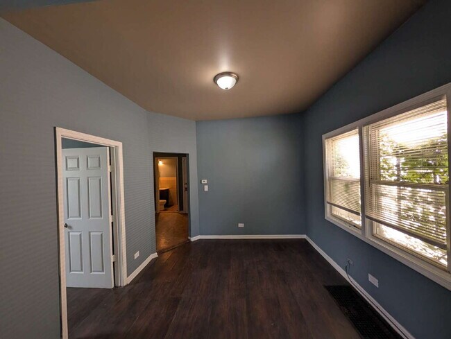 Building Photo - Spacious 1BR/1BA with Off-Street Parking – $1,000/Month
