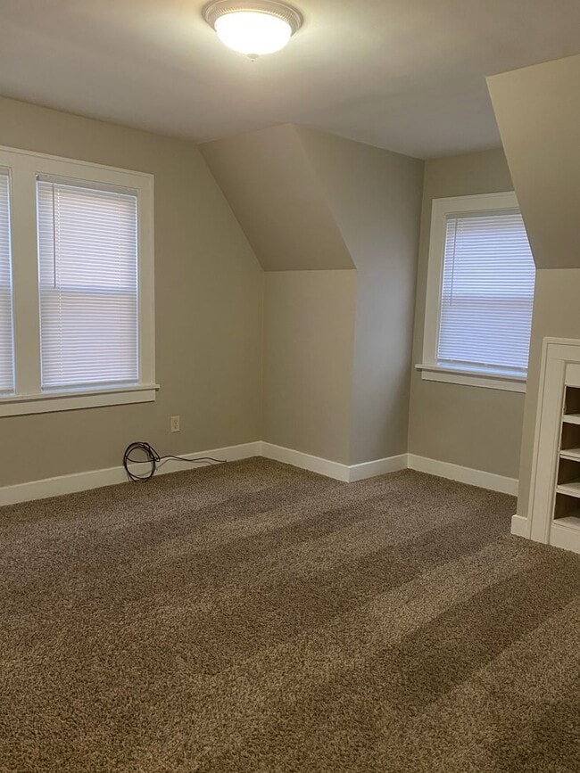 Building Photo - Large Glen Park Home