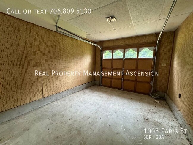 Building Photo - 1005 Paris St