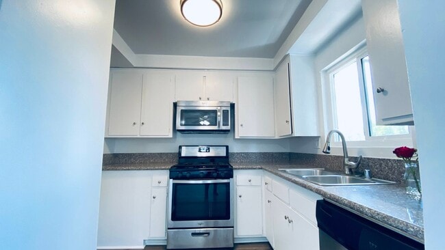 Building Photo - Stunning Upgraded 1 Bed/1 Bath with a Spacious Floorplan & Balcony!