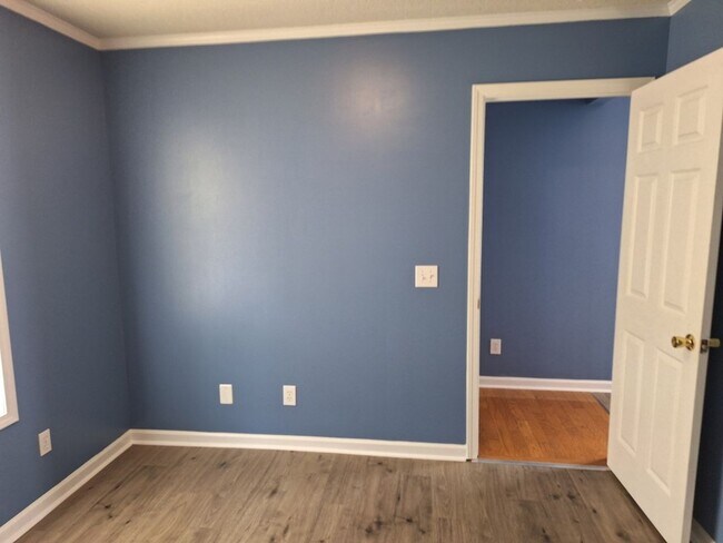 Building Photo - HOLIDAY MOVE IN SPECIAL. $500.00 OFF OF TH...