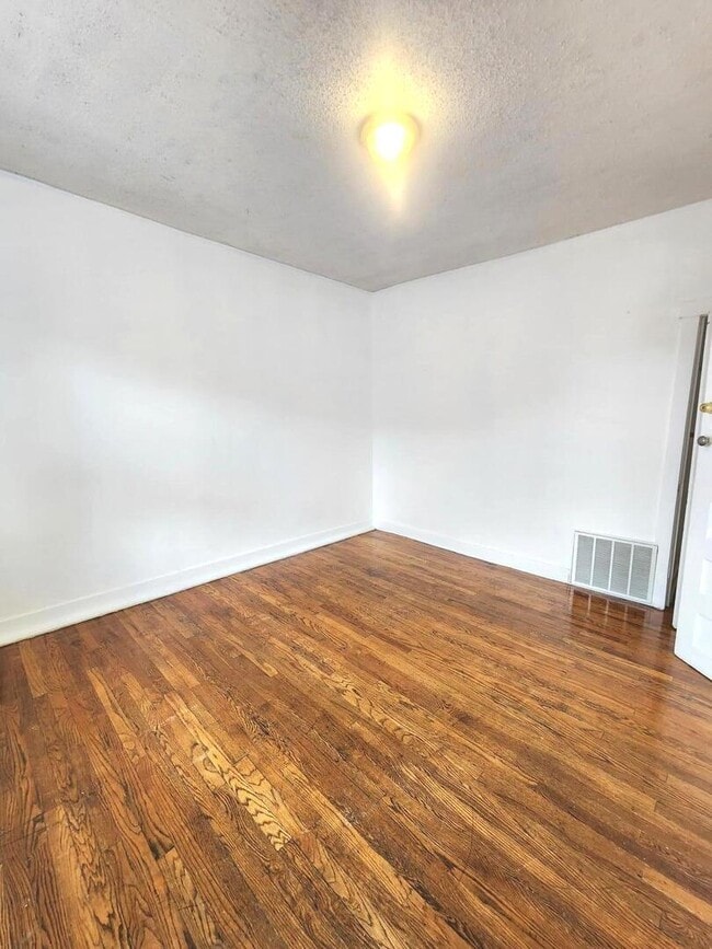 Building Photo - 3301 W Potomac Ave