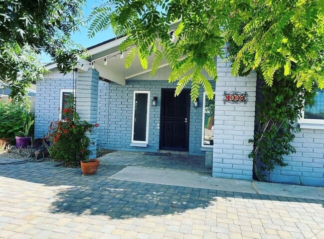 Primary Photo - Charming Updated 3 Bed/2 Bath in Great Tem...