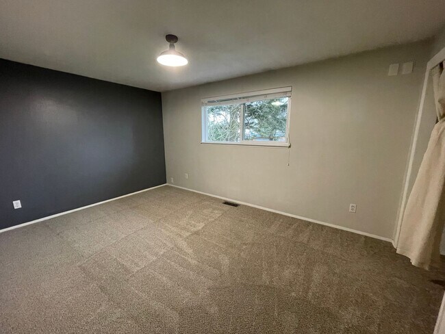 Building Photo - ***PENDING APPLICATION***Gorgeous 4 Bedroom Home In Desirable West Beach Area!