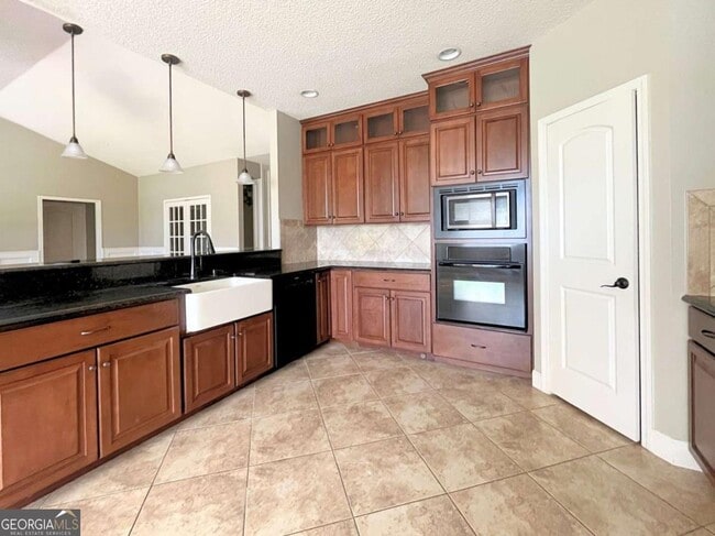 Building Photo - 242 Waters Edge Dr