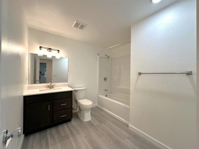Building Photo - Gated community offering 3 bedrooms and 2....
