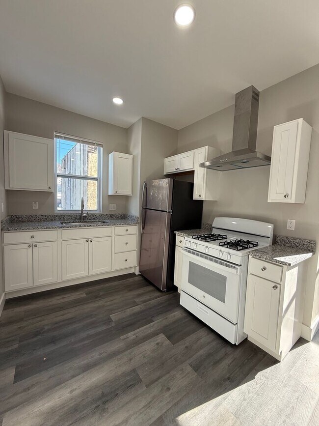 Building Photo - Newly Renovated 2 bedroom in Lincoln- Larimer