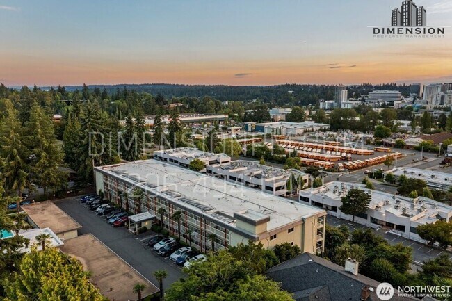 Building Photo - 1 Bedroom Condo with View in the heart of Bellvue!