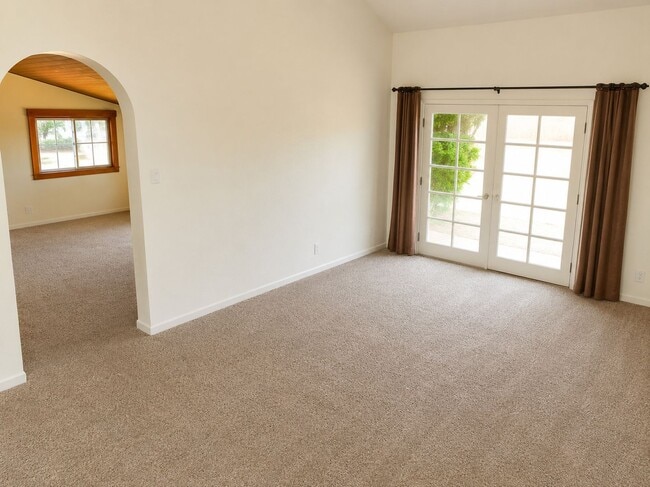 Building Photo - Spacious Student Rental Near Campus – HUGE DISCOUNT + ONE MONTH FREE!