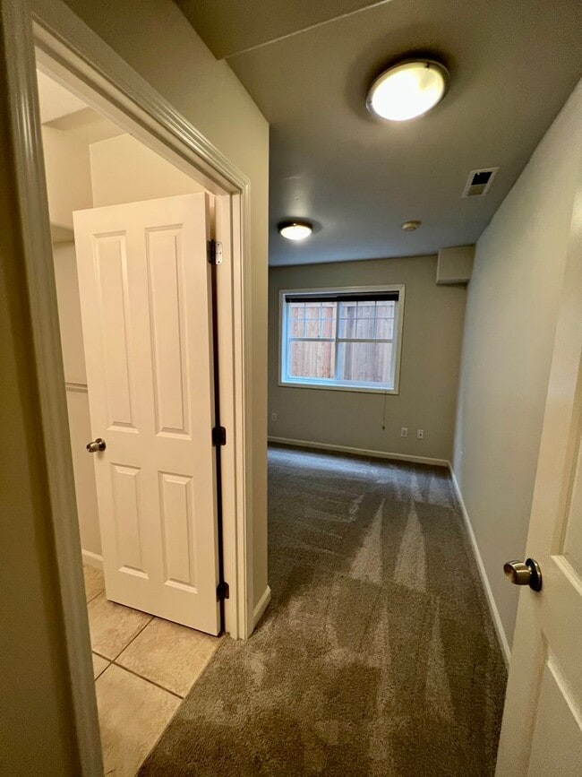 Building Photo - Capitol Hill/Madison Valley Townhouse
