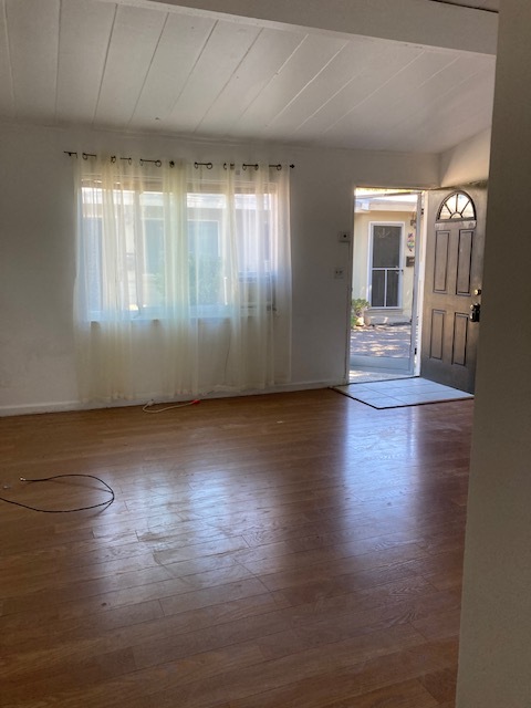 Spacious room - 3123 Alma St