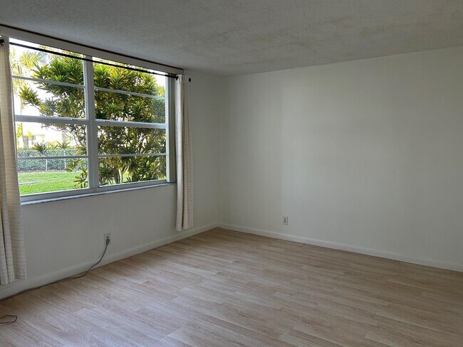 Building Photo - 25 Abbey Ln