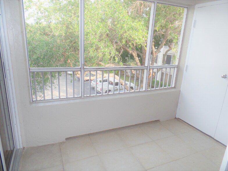 Building Photo - 2850 N Oakland Forest Dr