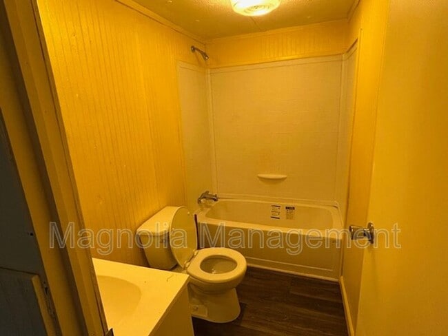 Building Photo - 127 Country Oak Dr