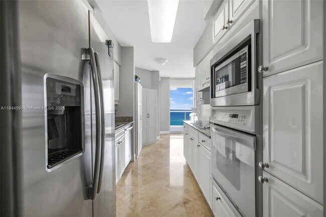 Building Photo - 4775 Collins Ave