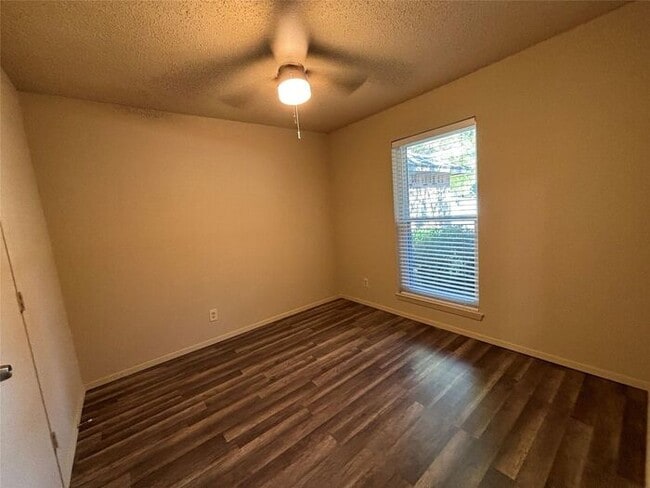 Building Photo - Beautifully updated 3-bedroom 2-bath home