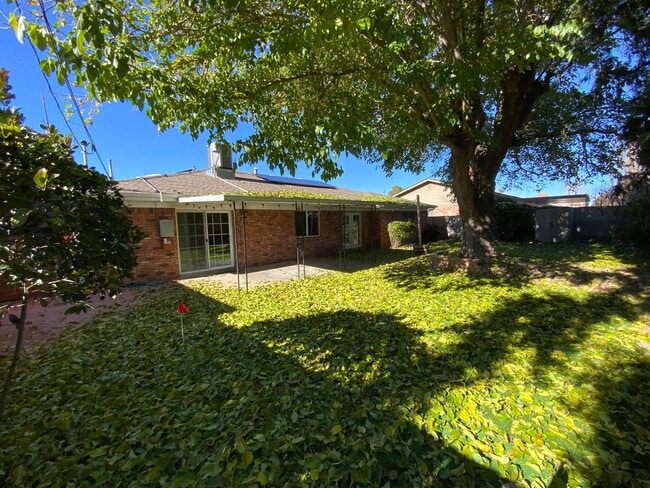 Building Photo - 3 Bedroom Single Story Home Available Near Louisiana Blvd NE & Candelaria Rd NE!