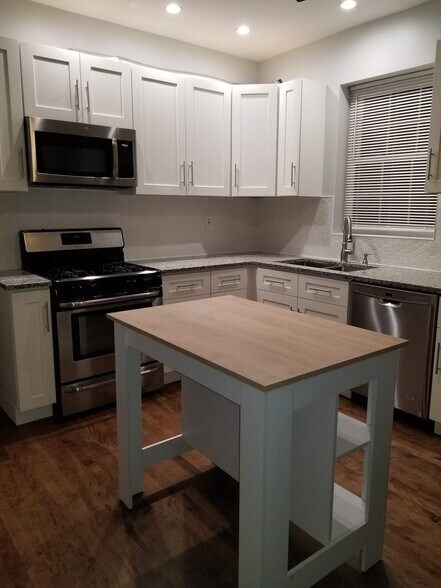 kitchen - 4939 W Cornelia Ave