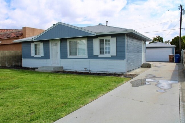 Building Photo - Cute 3Bedroom 1Bath Home Located Off Stockdale Hwy Centrally Located. Large Gated Yard. Gardner I...