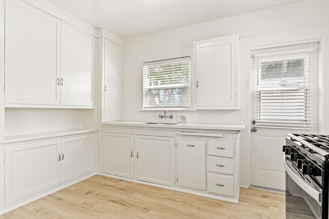 Building Photo - Comfort and Convenience: Cottage Living in...