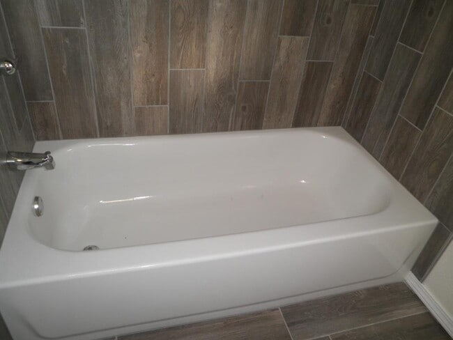 Building Photo - 1417 Oakcrest Ave