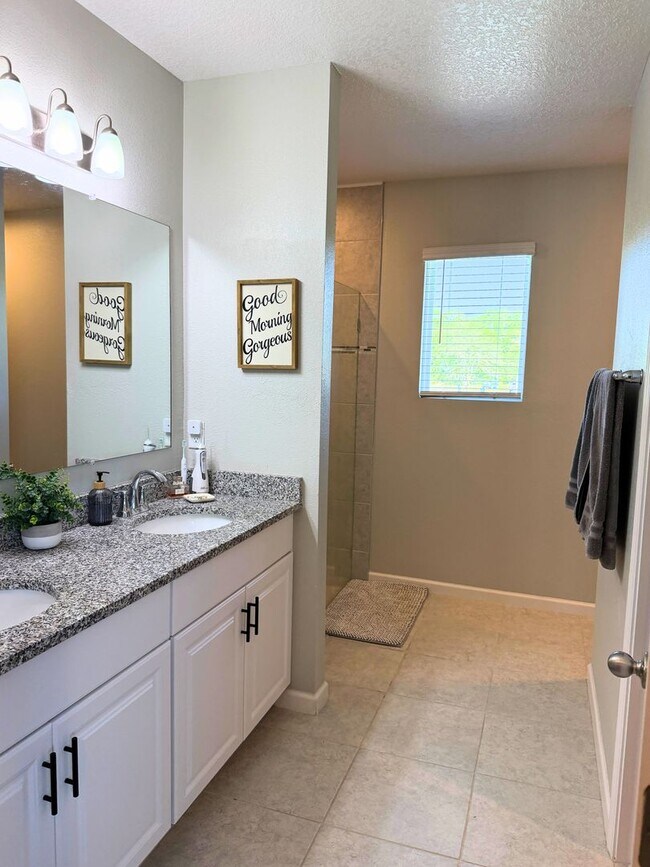 Building Photo - 4/2 open floor plan!