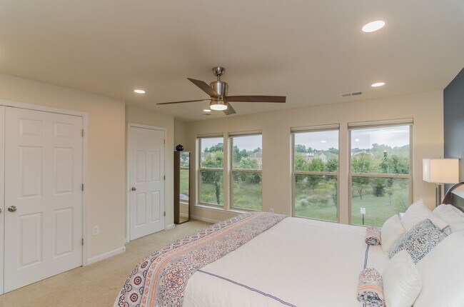 Building Photo - Beautiful and within walking distance to a...