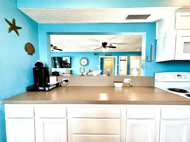 Building Photo - 500 Tiki Dr