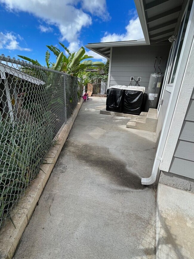 Building Photo - R00241