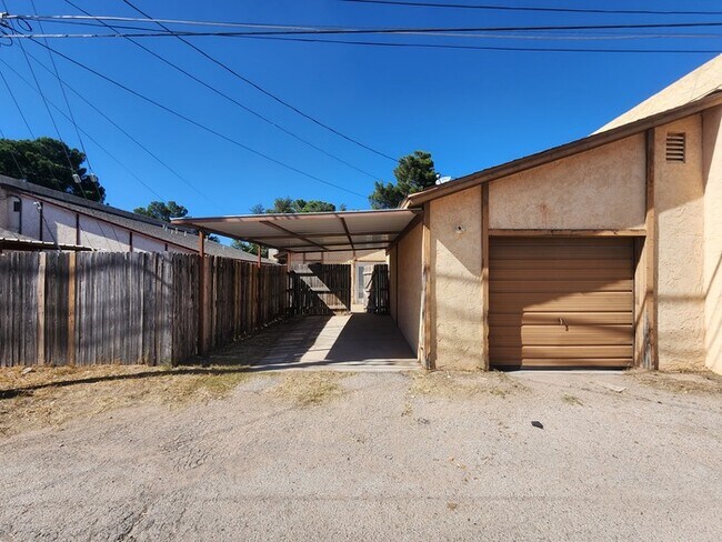 Building Photo - 3 bed 2 bath townhome, 1 car garage and 1 carport