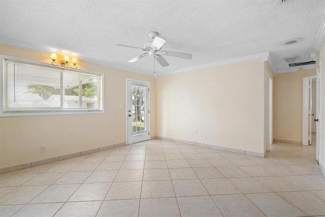 Building Photo - 240 NW 24th Ct