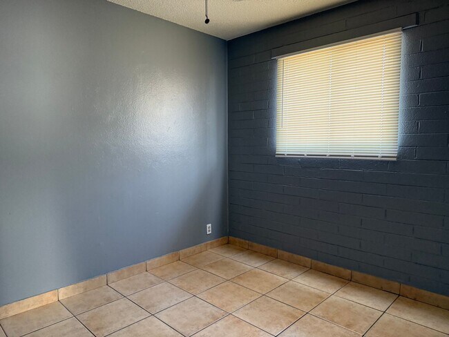 Building Photo - 5123 N 28th Dr