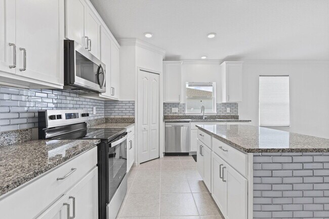 Building Photo - 681 SW Millard Dr