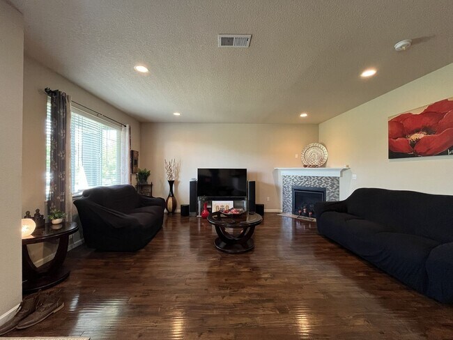 Building Photo - Stunning 4 Bedroom + Loft Bethany Home with Open Layout, Stainless Steel Kitchen, Two Car Garage ...
