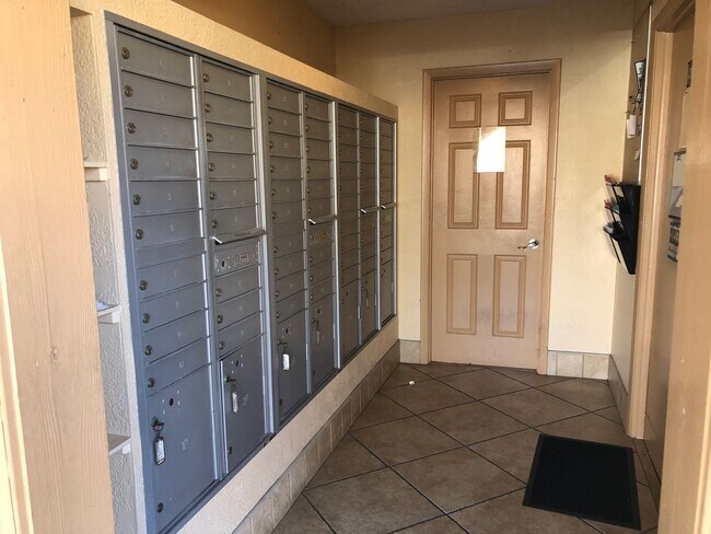 Building Photo - 2 bedroom 2 bath recent remodel Direct river front.