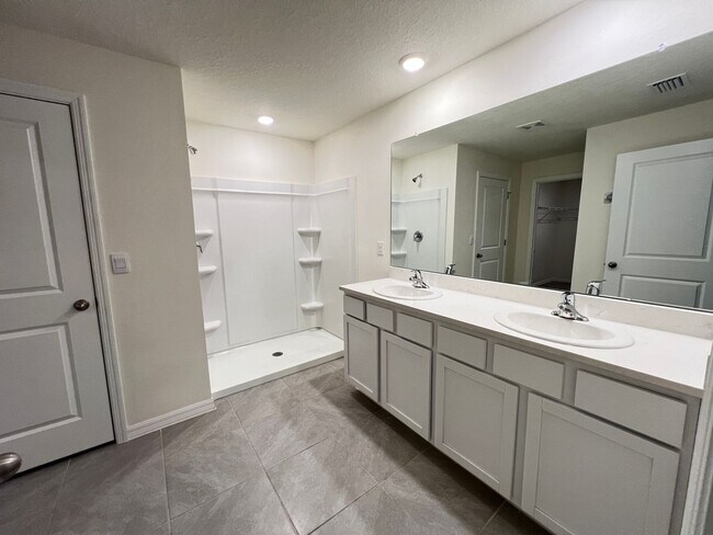 Building Photo - 4BD/2BA Modern Comfort Meets Suburban Serenity in Ocala! WASHER & DRYER INCLUDED!