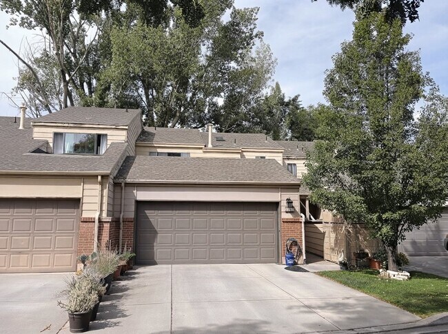 Building Photo - 3211 N Shadowbrook Cir