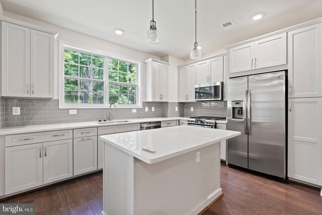 Building Photo - 23235 Milltown Knoll Square