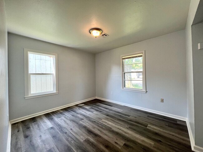 Building Photo - Remodeled Residential Home on East Side - Preleasing for 26/27 School Year!