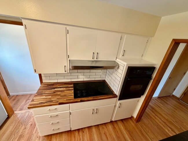 Building Photo - Spacious, Remodeled 5bd/3bath Cherry Park Home with Large Fenced Garden and Finished Basement