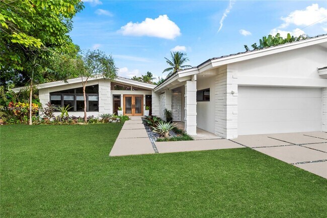 Building Photo - 2132 Middle River Dr