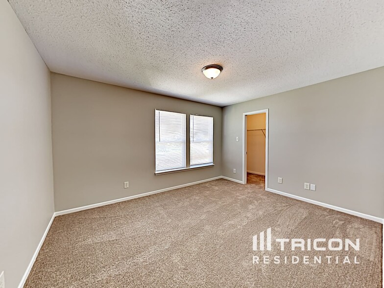 Building Photo - 6880 W Littleton Dr