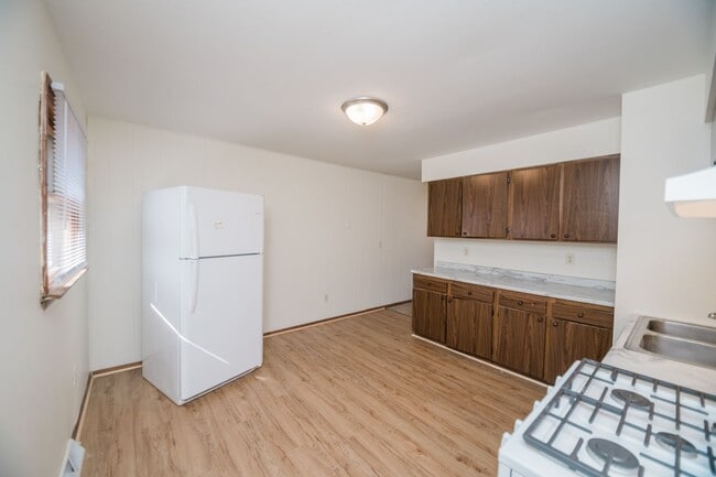 Building Photo - 3 bedroom / 1 bathroom Duplex in Portage