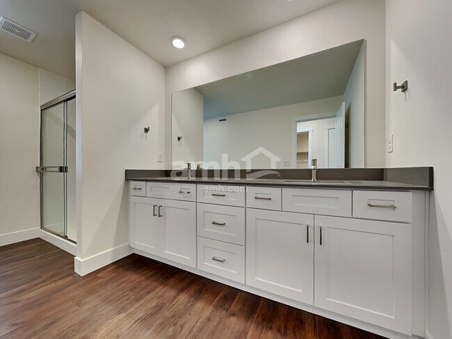 Building Photo - 724 S Retort Ave