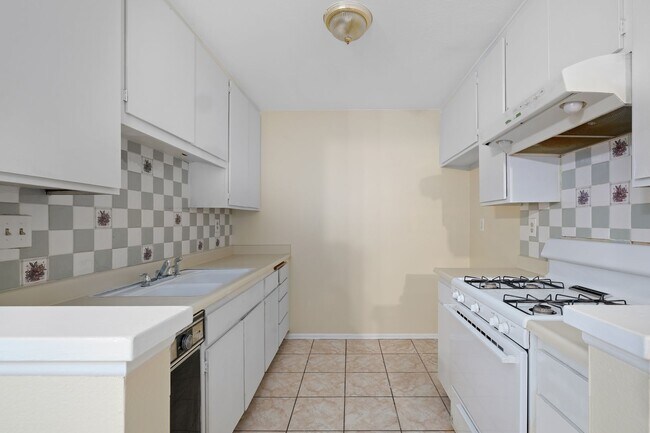 Building Photo - 1650 S Campus Ave